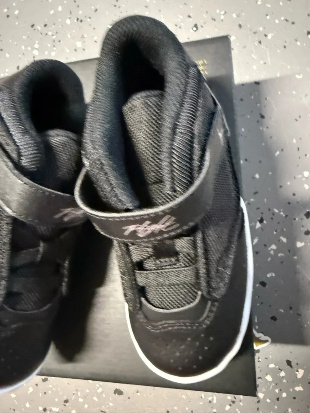 New boys Sz 9 Jordan Kids' Black & White Strap Shoes - Picture 6 of 7